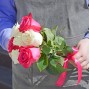 Букет из 7 белых и розовых роз